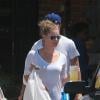 Exclusif - La jolie Rebecca Romijn et son mari Jerry O'Connell échangent un baiser après avoir déjeuné au restaurant à Woodland Hills, le 9 août 2013.