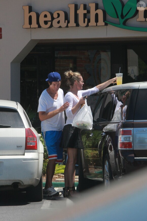 Exclusif - Rebecca Romijn et son mari Jerry O'Connell sortent d'un restaurant à Woodland Hills, le 9 août 2013.