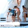 Sylvester Stallone joue les pêcheurs de méduses devant ses deux filles Sophia et Sistine depuis son bateau ancré au large de Saint-Tropez, le 10 août 2013