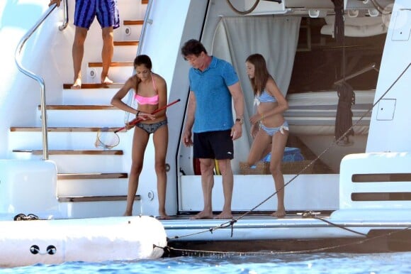 Sylvester Stallone et ses deux filles Sophia et Sistine, tout heureux d'avoir attrapé une méduse au large de Saint-Tropez, le 10 août 2013