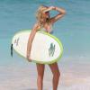 Elyse Taylor, surfeuse sensuelle sur la plage de Saint-Barthélémy le 10 août 2013