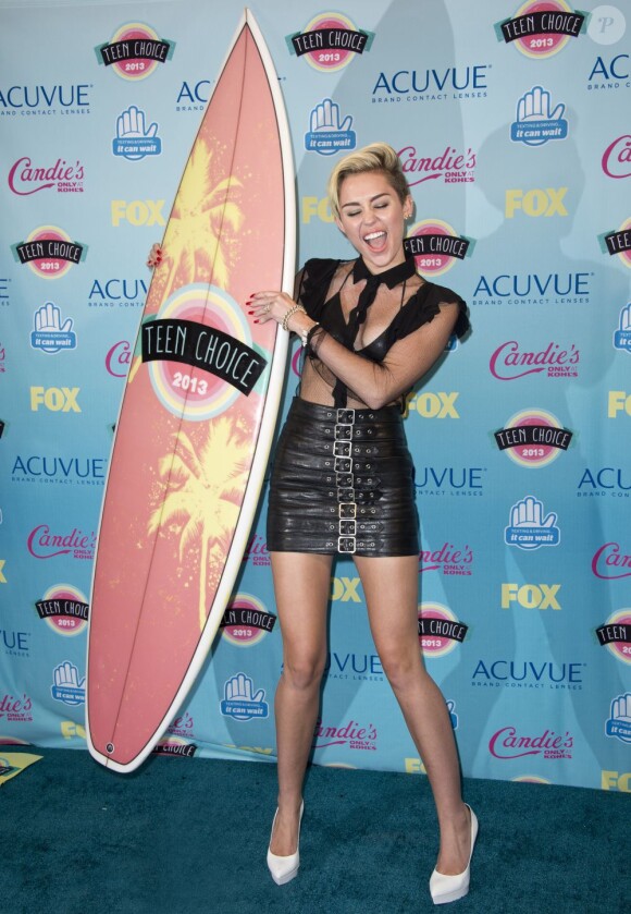 Miley Cyrus vainqueur lors des Teen Choice Awards 2013 au Gibson Amphitheatre de Los Angeles, le 11 août 2013.
