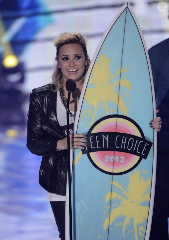 Demi Lovato avec un Teen Choice Awards 2013 au Gibson Amphitheatre de Los Angeles, le 11 août 2013.