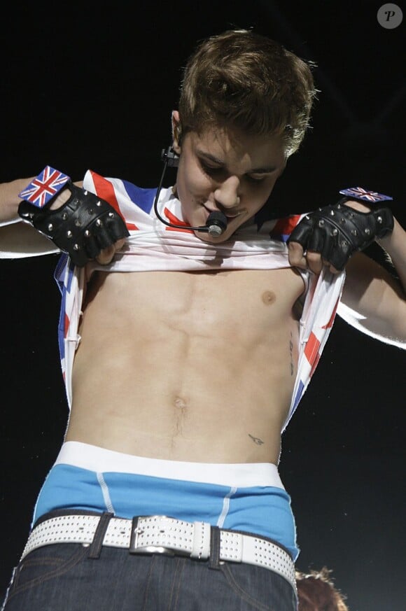 Justin Bieber chante au Capital FM's Summertime Ball au stade Wembley de Londres, le 10 juin 2012.
