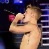 Justin Bieber, torse nu sur scène pour sa tournée à la Lanxess Arena de Cologne, le 6 avril 2013.