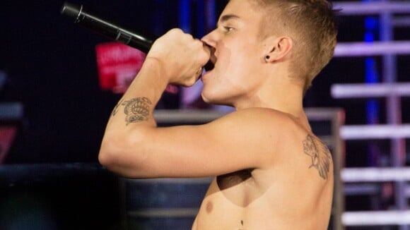 Justin Bieber : Entièrement nu, il chante à la guitare pour sa grand-mère !