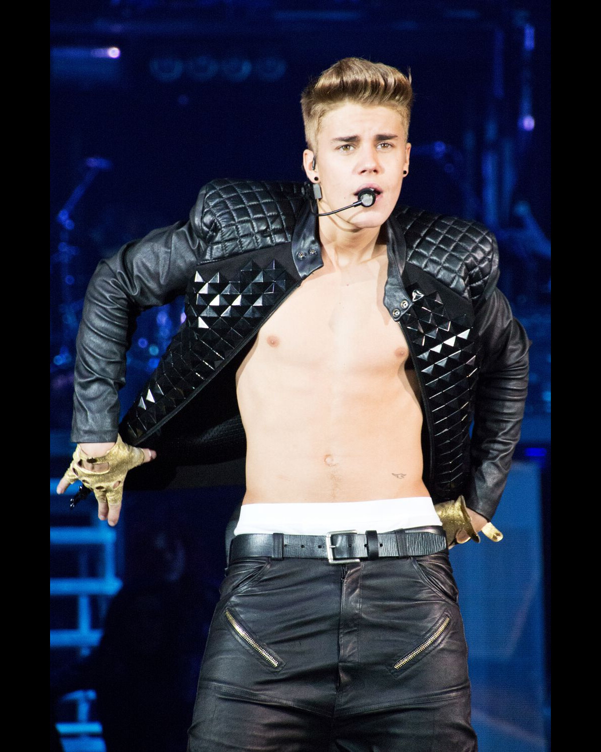 Photo Le jeune Justin Bieber, torse nu sur scène pour sa tournée à la Lanxess Arena de Cologne