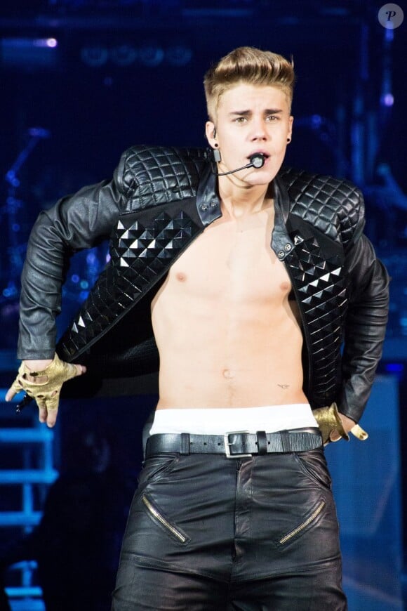 Le jeune Justin Bieber, torse nu sur scène pour sa tournée à la Lanxess Arena de Cologne, le 6 avril 2013.