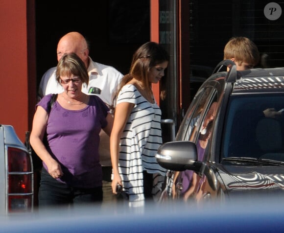 La grand-mère de Justin Bieber, ici avec Selena Gomez lors d'une sortie au restaurant à Stratford le 2 juin 2011. 