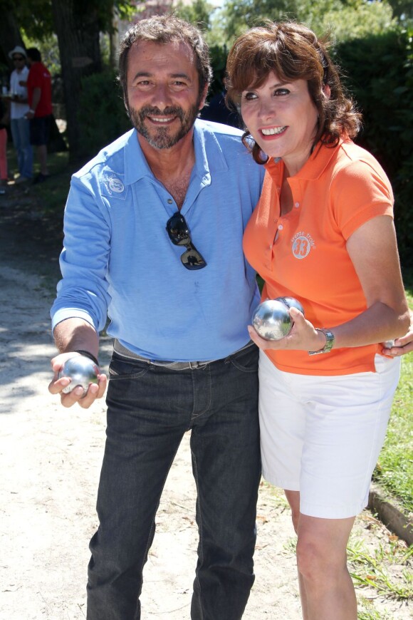 Bernard Montiel et Liane Foly lors de la 6eme édition du tournoi de pétanque Starwest dans le parc Mauresque d'Arcachon, le 11 août 2013.