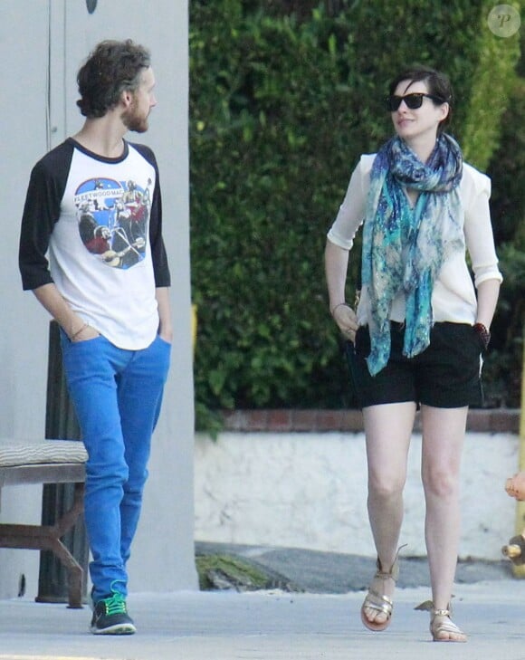 Anne Hathaway et son mari Adam Shulman dans les rues de Los Angeles, le 11 août 2013.