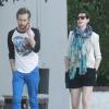 Anne Hathaway et son époux Adam Shulman vont dîner au restaurant à Los Angeles, le 11 août 2013.