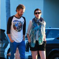 Anne Hathaway : Tout en jambes pour une sortie en amoureux avec son homme