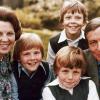 Photo de famille de Beatrix des Pays-Bas et de son mari le prince Claus avec leurs trois enfants, au début des années 1980.