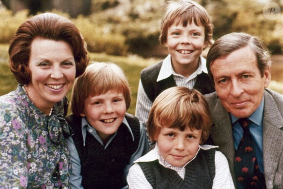 Photo de famille de Beatrix des Pays-Bas et de son mari le prince Claus avec leurs trois enfants, au début des années 1980.