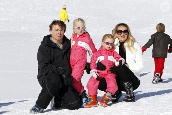 Le prince Friso d'Orange-Nassau, la princesse Mabel et leurs filles les comtesses Luana et Zaria à Lech en Autriche en février 2011, un an avant l'accident de ski fatal au fils de Beatrix des Pays-Bas.