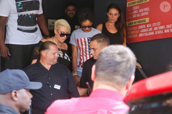Debby Coda et Rihanna quittent le Club Space à Miami, le 11 août 2013.