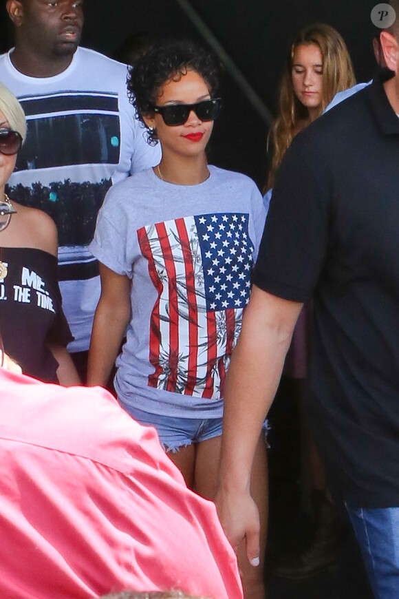 Rihanna, ravissante et détendue à sa sortie du Club Space après une soirée arrosée. Miami, le 11 août 2013.