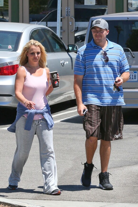 Britney Spears et David Lucado dans les rues de Agoura Hills, à Los Angeles, le 7 août 2013.