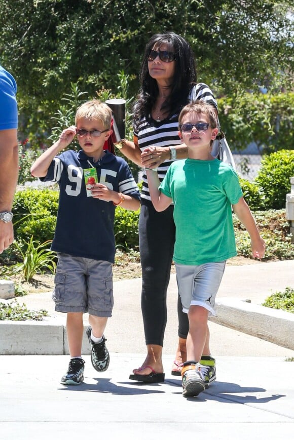 Britney Spears est allée manger au restaurant Freebirds avec ses fils Sean Preston et Jayden James et sa maman Lynne à Los Angeles, le 8 août 2013.