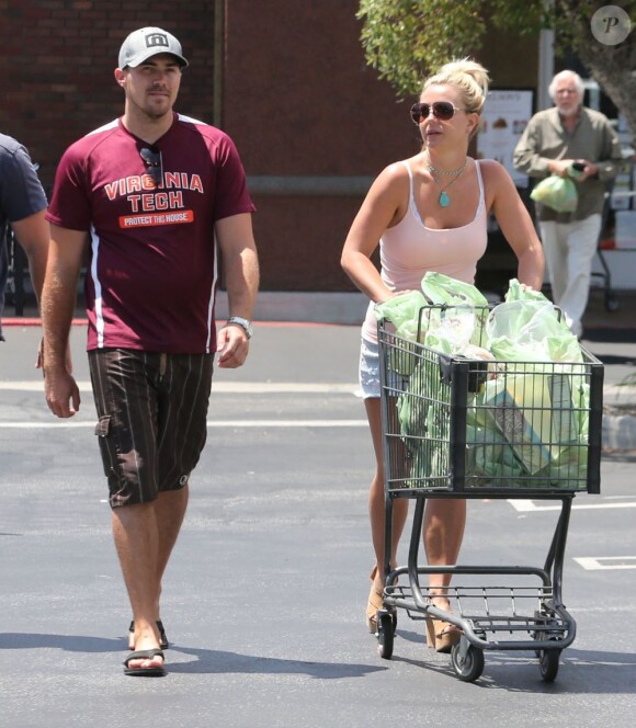 Britney Spears et son petit-ami David Lucado font des courses à Calabasas, le 3 août 2013.