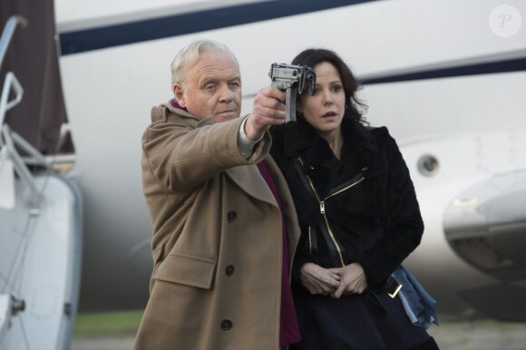 Anthony Hopkins et Mary-Louise Parker dans Red 2.