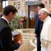 Le pape François rencontre Lionel Messi ainsi que tous les joueurs de la selection argentine et italienne au Vatican le 13 août 2013.