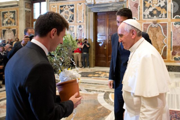 Le pape François rencontre Lionel Messi ainsi que tous les joueurs de la selection argentine et italienne au Vatican le 13 août 2013.
