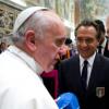 Le pape François rencontre Cesare Prandelli, l'entraineur de l'Italie, ses joueurs et ceux de l'équipe d'Argentine au Vatican le 13 août 2013.
