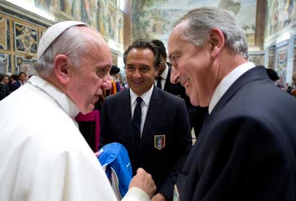 Le pape François rencontre Cesare Prandelli, l'entraineur de l'Italie, ses joueurs et ceux de l'équipe d'Argentine au Vatican le 13 août 2013.