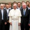 Le pape François rencontre les équipes d'Italie et d'Argentine, la veille de leur match à Rome, au Vatican le 13 août 2013.