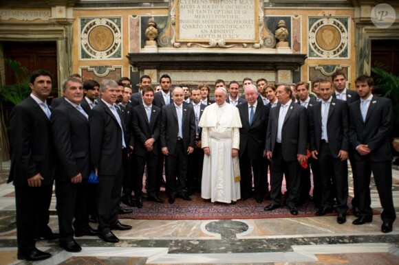 Le pape François rencontre les équipes d'Italie et d'Argentine, la veille de leur match à Rome, au Vatican le 13 août 2013.
