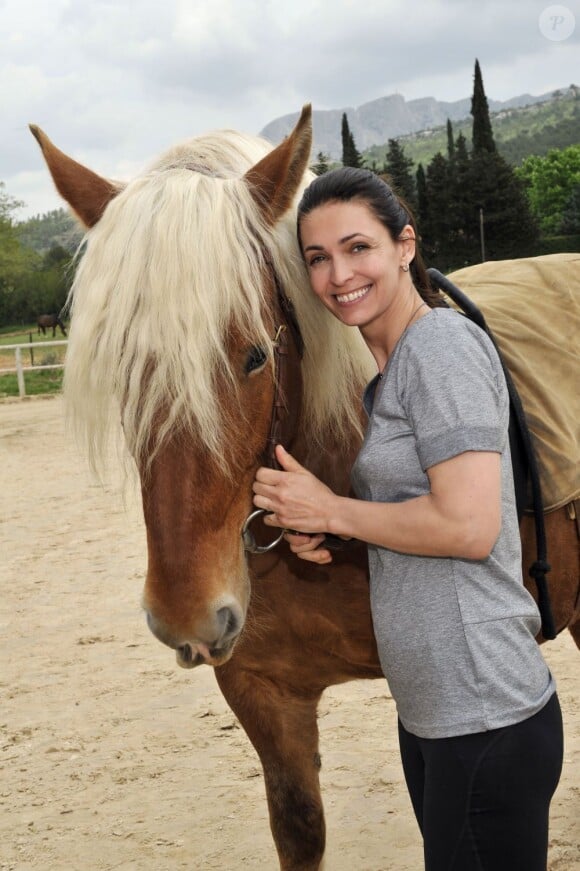 La ravissante Adeline Blondieau, à Beaurecueil, pendant le tournage du docu-réalité "Le cheval, c'est trop génial", le 2 mai 2013. Diffusion dès le 5 août sur Gulli.