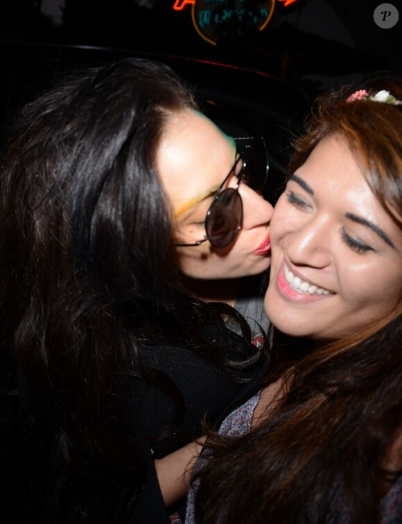 Lady Gaga embrasse une fan à Los Angeles, le 14 août 2013.