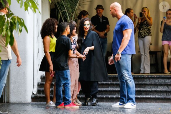 Lady Gaga prend des photos et signe des autographes à ses fans en quittant l'hôtel Chateau Marmont. Los Angeles, le 14 août 2013.
