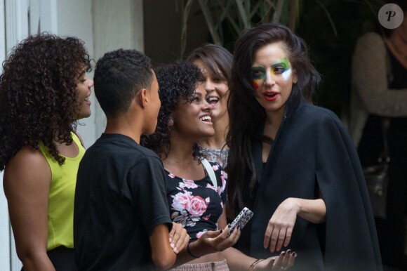 Lady Gaga en pleine discussion avec des fans à la sortie de l'hôtel Chateau Marmont. Los Angeles, le 14 août 2013.