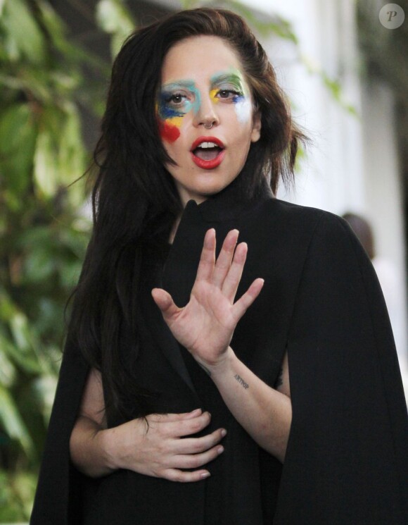 Lady Gaga, maquillée de peinture, quitte l'hôtel Chateau Marmont à Los Angeles. Le 14 août 2013.