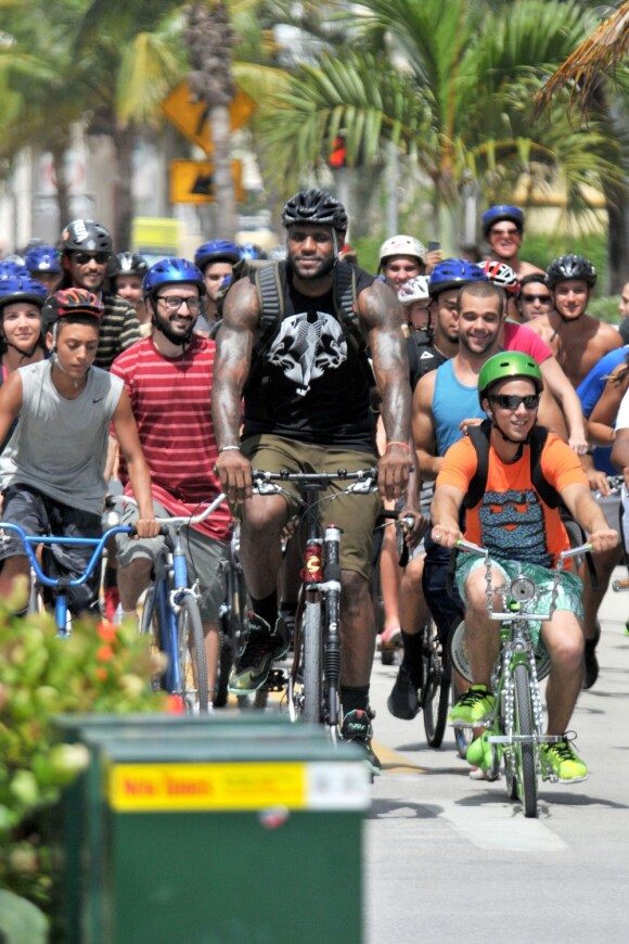 LeBron James, star de la NBA, sur le tournage d'un spot publicitaire pour Nike, la marque qui l'accompagne depuis ses débuts dans la ligue de basket, le 16 août 2013 à Miami.