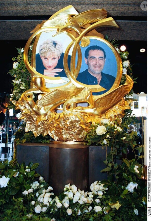 Harrods rendant hommage à Lady Di et Dodi Al-Fayed à Londres au 2e anniversaire de leur mort, le 31 août 1998
