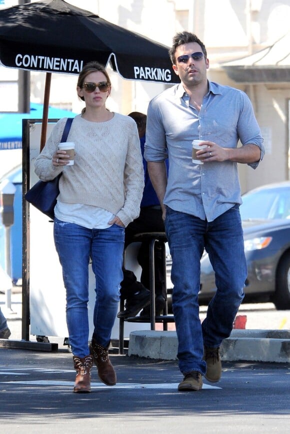 Jennifer Garner et son mari Ben Affleck se sont rendus chez le médecin à Santa Monica avant d'aller déjeuner en amoureux puis de s'offrir un café, le 17 août 2013