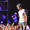 Enrique Iglesias captive ses fans sur scène lors du festival Starlite à Marbella, le 17 août 2013.