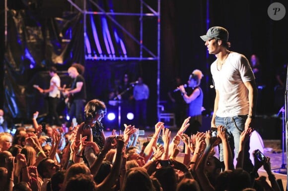 Enrique Iglesias captive ses fans sur scène lors du festival Starlite à Marbella, le 17 août 2013.