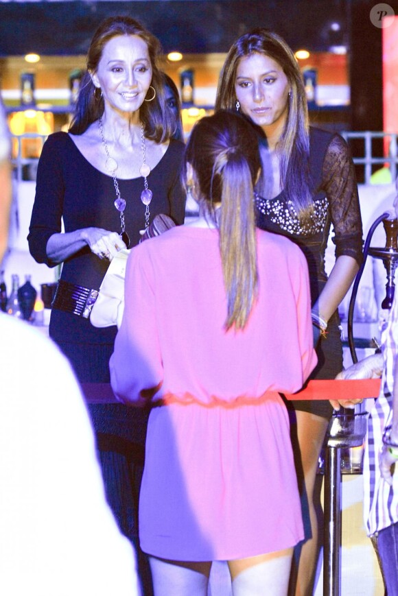 Isabel Preysler et ses filles Tama Falco et Ana Boyer au concert de son fils Enrique Iglesias au Festival Starlite à Marbella, le 17 août 2013.
