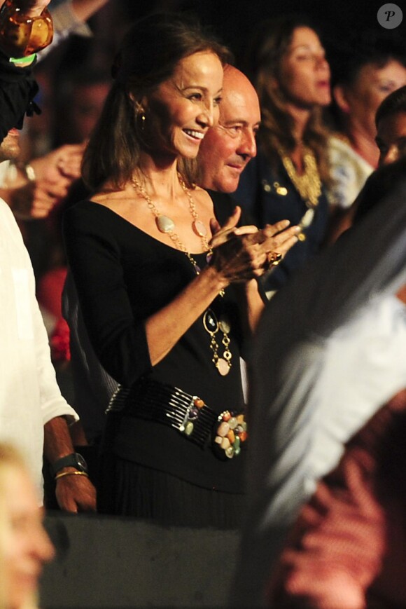 Isabel Preysler pendant un concert de son fils Enrique Iglesias en concert lors du Festival Starlite à Marbella, le 17 août 2013.