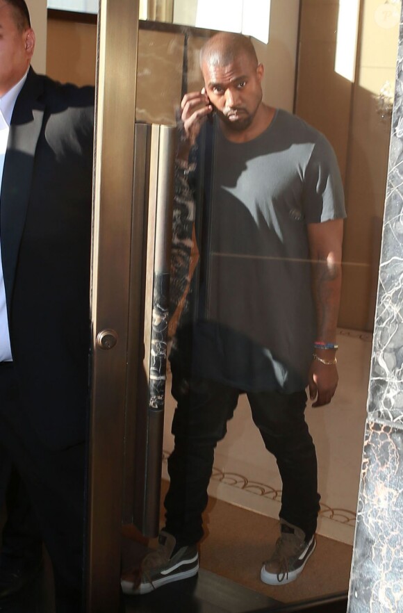 Kanye West quitte une boutique Cartier. West Hollywood, le 16 aout 2013.