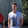 Exclusif - Le très beau Patrick Schwarzenegger vient de déjeuner avec son père dans le quartier de Brentwood à Los Angeles, le 16 aout 2013.