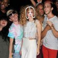 Lady Gaga, tout de blanc vêtue avec une visière Isabell Yalda Hellysaz, pose au milieu de ses fans après une session d'enregistrement en studio. New York, le 21 août 2013.