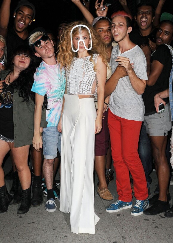 Lady Gaga, tout de blanc vêtue avec une visière Isabell Yalda Hellysaz, pose au milieu de ses fans après une session d'enregistrement en studio. New York, le 21 août 2013.