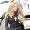 Lady Gaga, habillée de lunettes H0les, d'une veste et de bottes noires Balmain (collection automne-hiver 2013), est de sortie à New York. Le 21 août 2013.