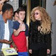 Lady Gaga, assaillie par les fans à l'entrée de l'immeuble où elle réside. New York, le 21 août 2013.